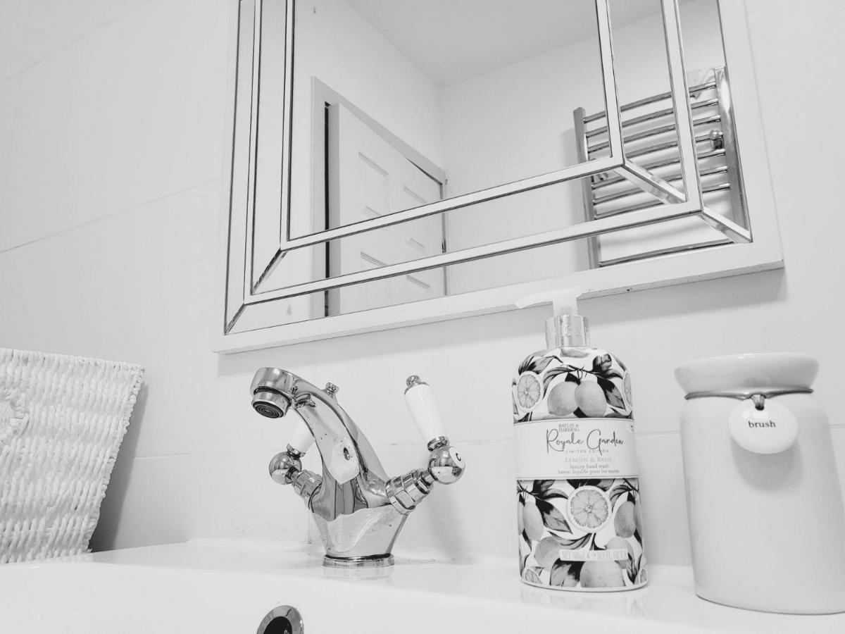 Romeo & Juliet'S With Private Parking Apartment Стратфорд на Ейвън Екстериор снимка